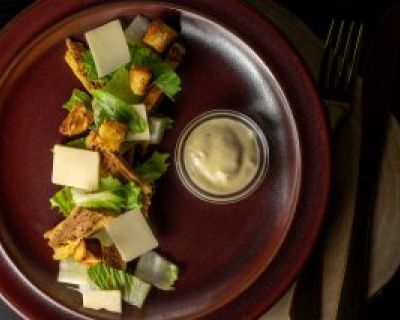 Cesar Salad mit veganen Hähnchenstreifen und Cesar Dressing