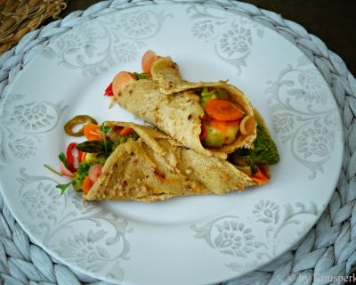 Vegane und glutenfreie Tortillas aus Quinoa mit grüner Gemüsefüllung und Mexican Pickles