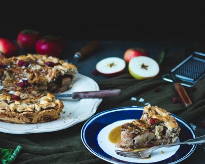 amerikanischer Apple Pie mit Cranberries und Zimtschnecken-Teig / American apple pie with cinnamon roll crust and cranberries