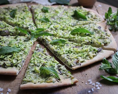 Die beste Pizza des Sommers mit Zucchini & Minze