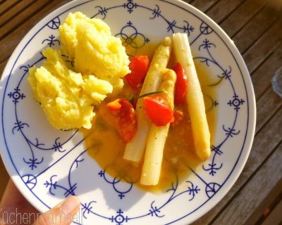 Spargel mit geschmolzenen Tomaten