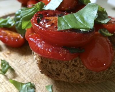 Heißes Knoblauch-Tomatenbrötchen