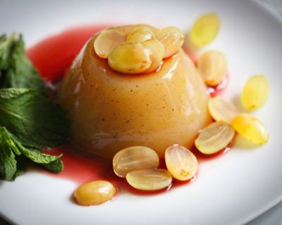 Vanilliger Trauben-Pudding mit Himbeersirup & Minze