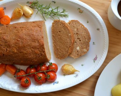 Festtagsgericht: Veganer Braten mit Semmelknödeln und Wurzelrahmsauce