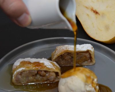 Birnenstrudel mit Vanilleeis und Kaffee-Chai-Sirup (vegan)