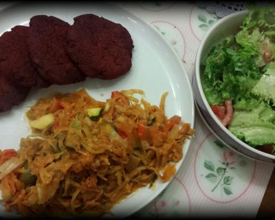 Scharfe Sauerkraut Gemüse Pfanne mit rote Beete Leibchen aus dem Ofen (glutenfrei )