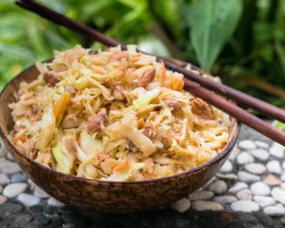 Veganes Krautsalat Rezept mit Erdnussdressing (Coleslaw Salat)