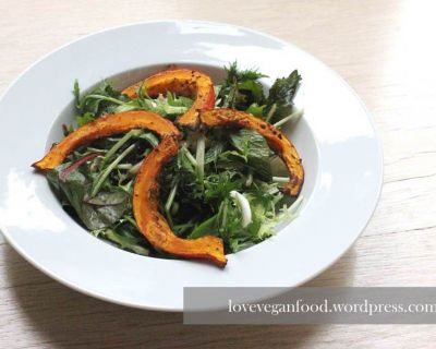 Wildkräutersalat mit Kürbis und Zitronen-Dressing