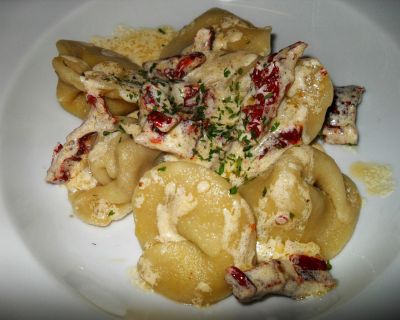 Vegane Pilztortellini an Tomaten-Sahnesauce