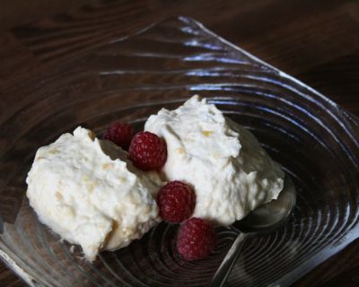 Mango-Passionsfrucht-Mousse mit Himbeeren