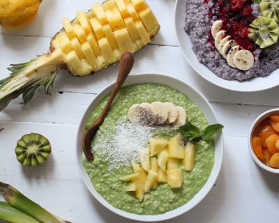 Zwei tolle Overnight-Oats-Varianten: Heidelbeer & Spinat