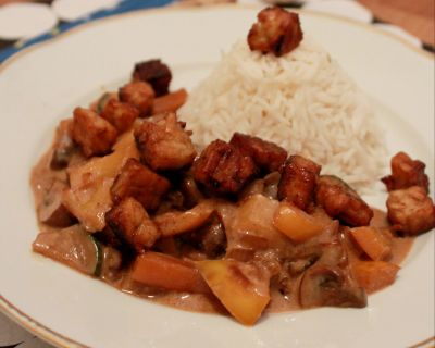 Kokosmilch Curry mit karamelisiertem Tempeh