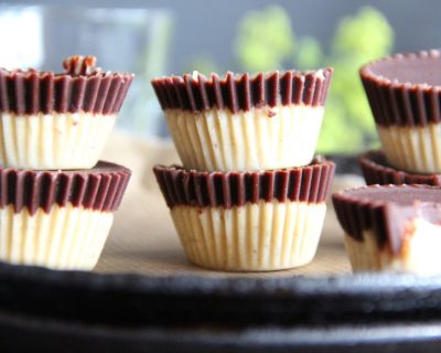 Rohe Cashew-Kokos-Cups mit Tahin und Schokoladenhaube