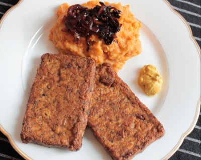 Süßkartoffelstampf mit kramellisierten Zwiebeln und Bratfilets