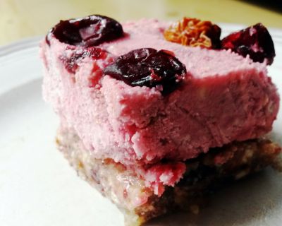 Rohvegane Mini-Kuchen mit Erdbeer-Cashew-Topping