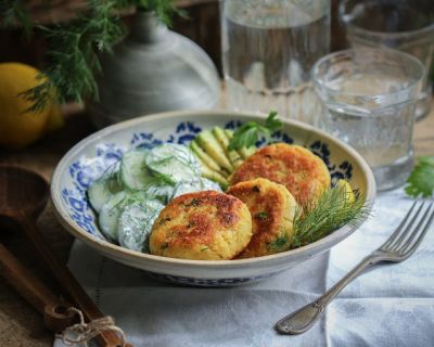 Kartoffel-Couscous-Taler mit Gurkensalat & Dill