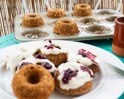 zarte Pastinakenküchlein mit Holunder-Frosting und feiner Beerensauce / soft parsnip cakes with a refreshing elderflower frosting and a velvet berry sauce