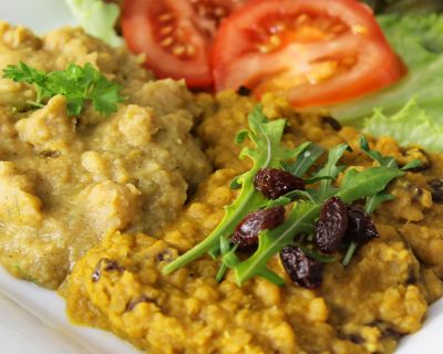 Rote-Linsen-Curry mit Rosinen und Kokosmilch & Kichererbsen-Petersilien-Püree