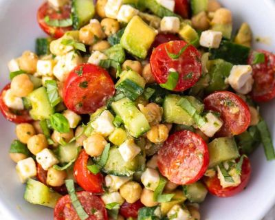 Kichererbsensalat mit Avocado und veganem Feta