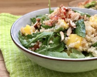 Veganer Quinoa Salat mit Mango, Ruccola und gehackten Mandeln