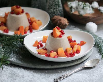 Kokosmilch-Panna Cotta mit Kaki & Granatapfelkernen
