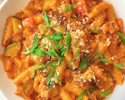 Vegane One-Pot-Pasta mit Paprika und Zucchini - einfach und mega lecker