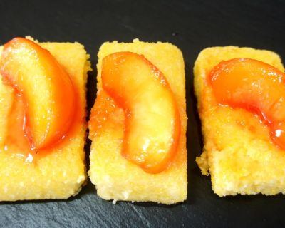 Polenta mit Pfirsichen