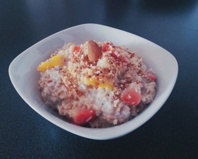 Kokos-Müsli mit Mango & Erdbeeren