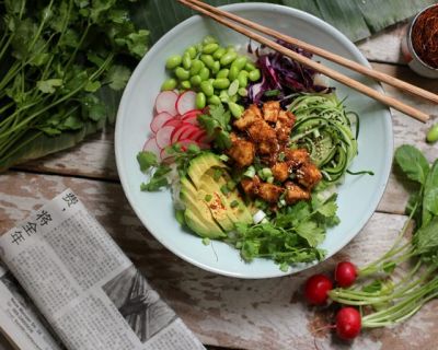 Vegane Poke Bowl mit Erdnuss-Tofu