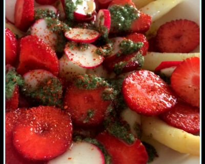 Spargel-Erdbeersalat mit Minzepesto