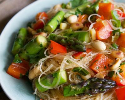Asiatischer Reisnudel-Spargel-Salat