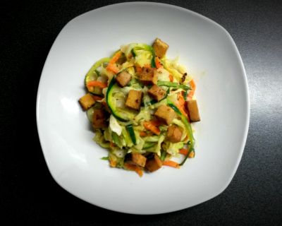 Gemüsenudeln mit Mandelsoße und Räuchertofu