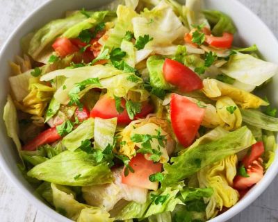 Ganz einfacher Eisbergsalat mit Tomaten