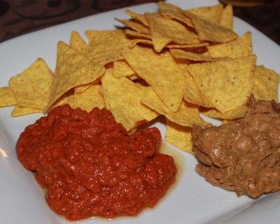 Tortilla-Chips mit Tomaten-Zwiebel- & Avocado-Dip