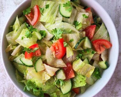 Eisbergsalat mit Tomate, Gurke und Knoblauch-Senf-Dressing