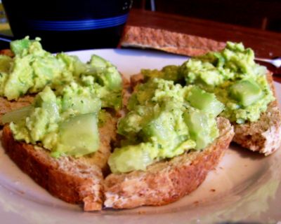 Gurken-Avocado Bruscetta