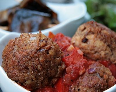 Dreierlei warme Tapas mit Oliven und Brot