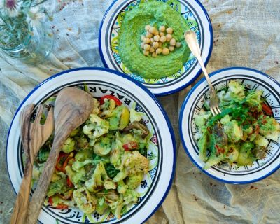 Gerösteter Kartoffelsalat mit feiner Hummussauce, knusprigen Blumenkohlröschen und Artischocken