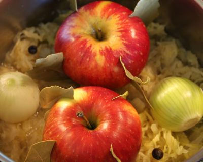 Sauerkraut mit Lorbeeräpfeln