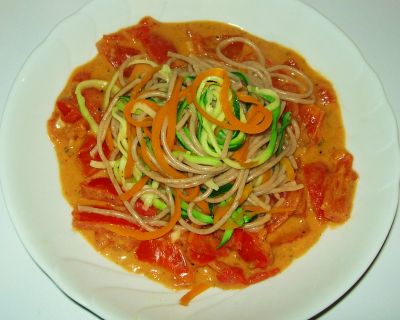 Spaghetti-Trio auf Tomaten-Vrischkäse-Soße