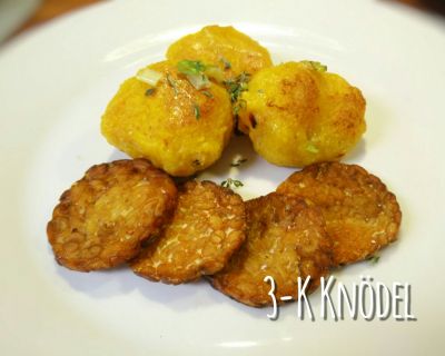 3 K Knödel (Kürbis, Karotte, Kartoffel) mit gebratenem Tempeh