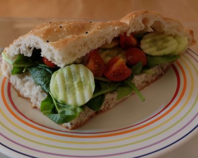 Fladenbrot mit Spinat und Tomaten