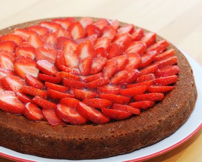 veganer Erdbeerkuchen mit Dattelsirup und Apfelsüße