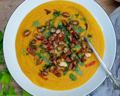 Karotten-Kokos-Linsensuppe mit feurigen Koriander-Erdnüssen