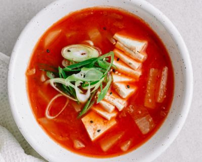 Kimchi-Suppe mit Tofu (Kimchi Jjigae)