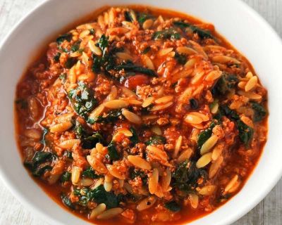 Orzo Eintopf mit Blattspinat und veganem Hack