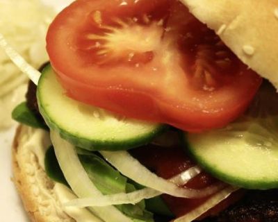 Haferburger mit Salat im Brötchen