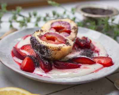 Vegane Topfenknödel mit Zimtzwetschken