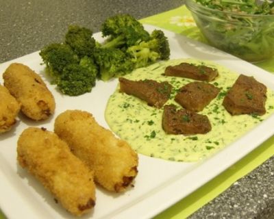 Seitan in Rucolacremesauce mit Kroketten, Broccoli und Rucolasalat