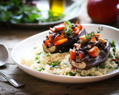 Gefüllte Auberginen-Schiffchen auf scharfem Couscous